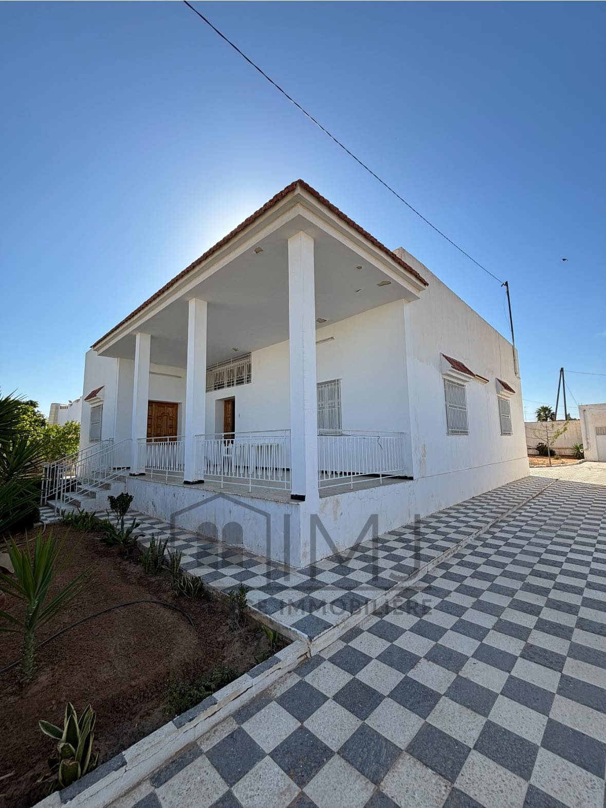 قطعة أرض مميّزة تتضمّن منزلًا قديمًا